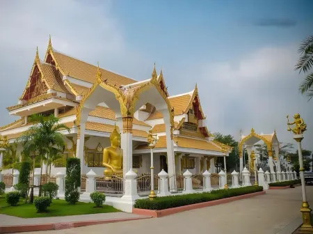 Ratchaphruek Resort Отели рядом с достопримечательностью «Phra Prang Sam Yot»