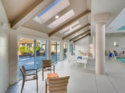 堪薩斯城機場橙木套房旅店 梅酒店