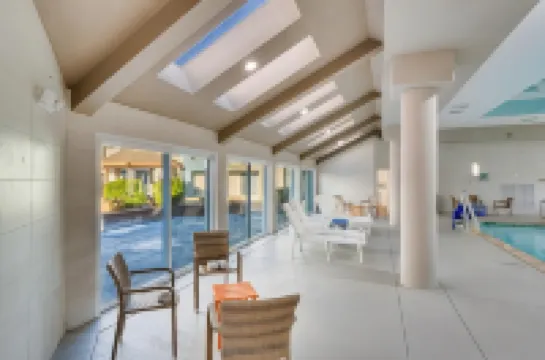 Orangewood Inn & Suites Kansas City Airport