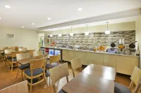 TownePlace Suites Milwaukee Brookfield - breakfast