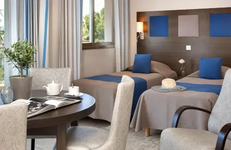 The Originals Résidence, les Strélitzias Отели рядом с достопримечательностью «Port Vauban»