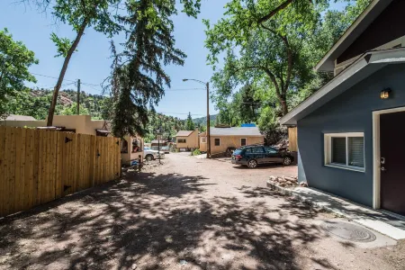 3Br Manitou Springs 2Min to Restaurants Hot Tub Отели в г. Маниту Спрингс