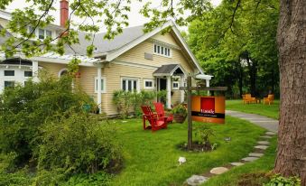 Leaside Manor