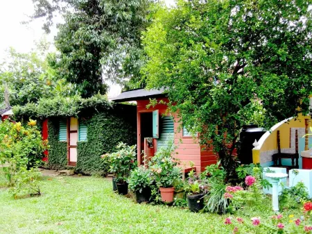 Secret Cabins at Firefly Beach Отели в г. Негрил