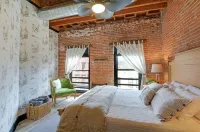 Two Story Suite Overlooking Historic Main Street Galena, IL. Sleeps 16!