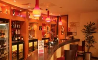 Ramada by Wyndham London North M1 - Bars
