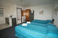 Cedar Lodge Motel Hotels in Currajong