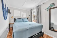 Charming Cottage with Cozy Fireplace and Deck - Delightful Coastal Retreat