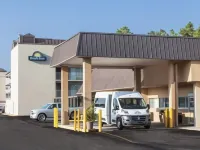 Days Inn by Wyndham Kenner/New Orleans Airport South - Parking