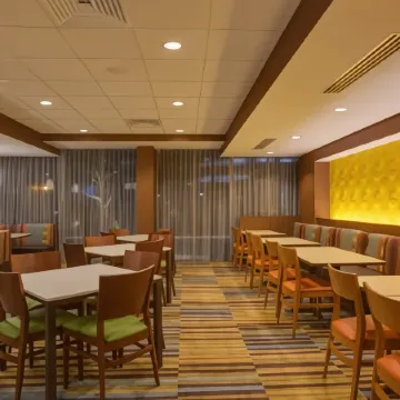 羅德岱爾堡市區萬楓套房酒店