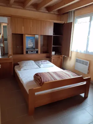 Chalet 1 to 5 persons garden and terrace with pergola in residential park Hotels in Soulac-sur-Mer