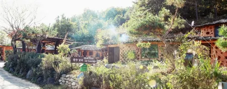 Jinan Jeontong Heulkjip Gwangsu Saenggak Pension Отели в г. Чинан