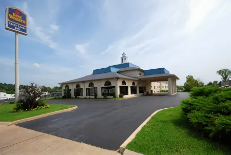 Best Western St. Louis Inn Отели рядом с достопримечательностью «Заповедник Тесзарс Вудс»