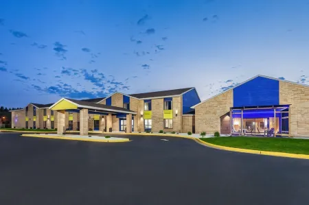 Days Inn by Wyndham Eagle River Отели в г. Кловерленд