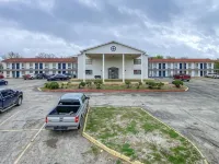 Salt Creek Lodge Hotels in Graham