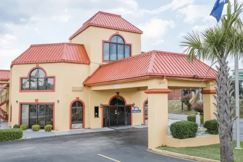 Red Roof Inn Orangeburg - parking