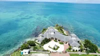 The Great House, Stunning 4-Bedroom Coastal Retreat with Panoramic Ocean Views - Хоумстей