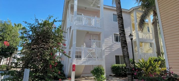 Chic 2-bedroom condo in brilliant Bimini Bay, steps from the Beach, WiFi, AC Hotels in Bailey Town