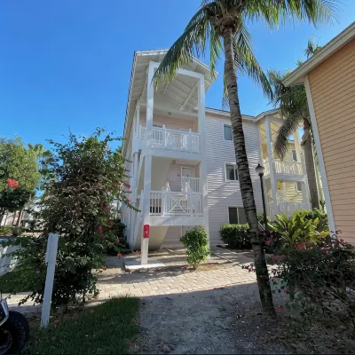 Chic 2-bedroom condo in brilliant Bimini Bay, steps from the Beach, WiFi, AC Hotel di 