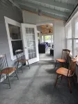 Cozy Lake house, Large Enclosed Porch, Private beach - Homestays