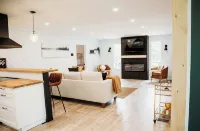 Beautiful, modern, cottage with hot tub and more - 4-Star