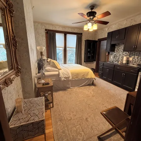 Historic Hewitt Onion Tower Apt 2 Studio in Central Marquette with Sauna Access