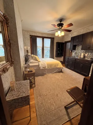 Historic Hewitt Onion Tower Apt 2 Studio in Central Marquette with Sauna Access