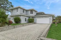 5-Bed Home with Pool & Mini Golf in Boynton Beach