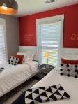 Poppy & Rye Cottage; one block from Magnolia, walkable to everything!