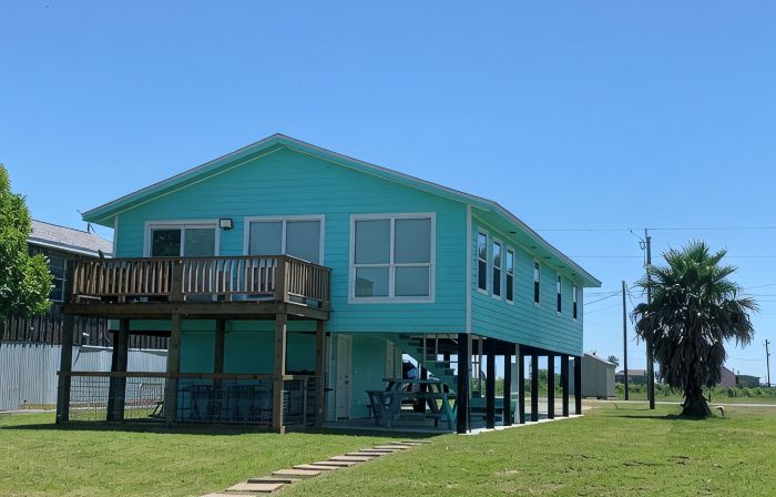 The Trusty Trout - 5 bedroom house w/ lighted pier on Caney Creek in Sargent, TX