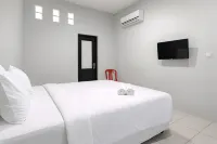 Elang House near Simpang Lima Tasikmalaya Mitra RedDoorz - WiFi