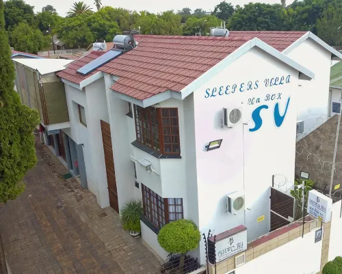 Sleepers Villa Guesthouse โรงแรมในโพโลเควน