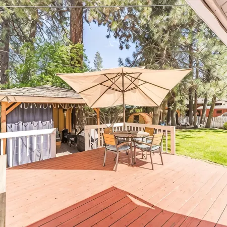 Minutes Walk to Downtown, Whychus Creek—-Bedroom, Cozy Cottage/Private Sauna.