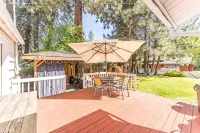 Minutes Walk to Downtown, Whychus Creek—-Bedroom, Cozy Cottage/Private Sauna.