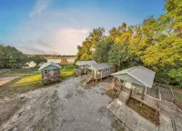 Gil's Bayou Cabins - Homestays