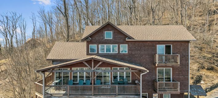 The Treetop Terrace, VIEWS, DECKS, SLEEPS 13 Hotels in Ashe County