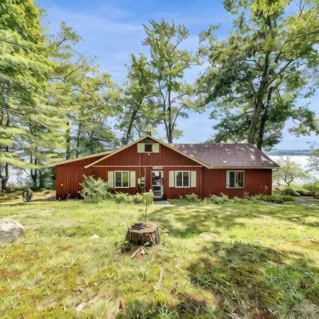Classic Maine 3-bedroom steps from Great Pond, newly decorated, work or play!
