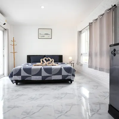 Charming White Wooden Home Stay Отели рядом с достопримечательностью «Ват Пхра Рам»