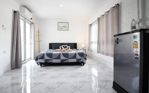 Charming White Wooden Home Stay - 小旅館