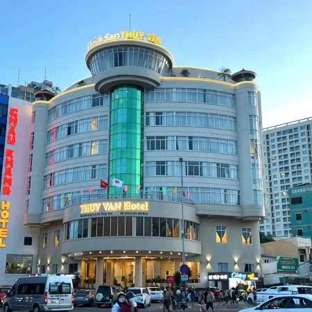 Thuy Van Hotel Отели рядом с достопримечательностью «Храм Кита»