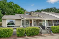 Quaint, Cozy, Lakefront Haven w/ Lily Pad, Kayaks, Firepit, and Wrap Around Deck - 4 星級