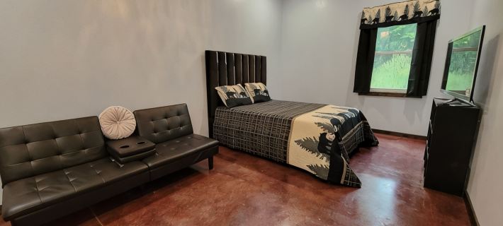 Cozy cabin 16 miles from Razorback Stadium great for game weekends. No pets. Hotels in Washington County