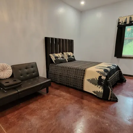 Cozy cabin 16 miles from Razorback Stadium great for game weekends. No pets.