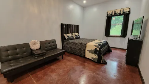 Cozy cabin 16 miles from Razorback Stadium great for game weekends. No pets.