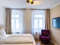 Central apartment for 4 people with kitchen, WiFi & private parking space