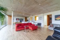Die Villa Alvarium ist ein Moderner Bau im Bauhaus Stil in Schenna - 3-Star
