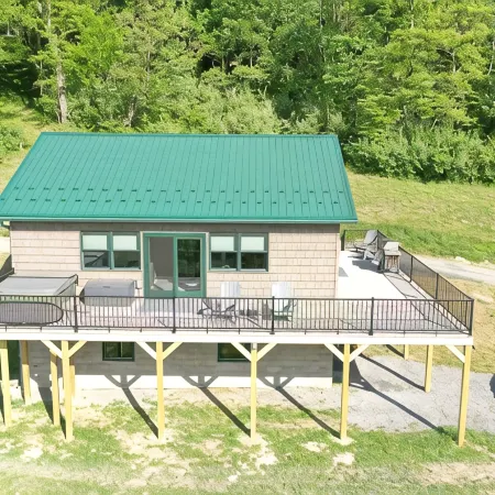 Modern 1 bedroom Guest House with sweeping views of the Redbank Creek and Valley