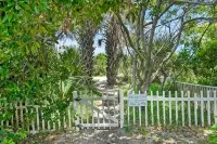 17 Palms Beach House with heated private pool and Tiki hut bar