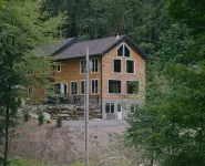 Spacious 7-bedroom cabin in charming Grafton with fitness room, sauna & hot tub