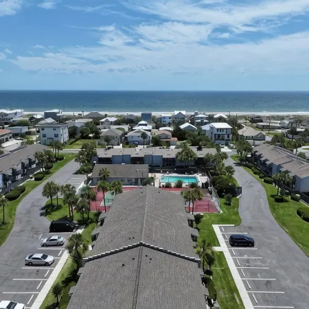 2BR Condo 2 Blocks to Beach 1 mi to Fort Clinch 2 mi Downtown Pet Friendly POOL